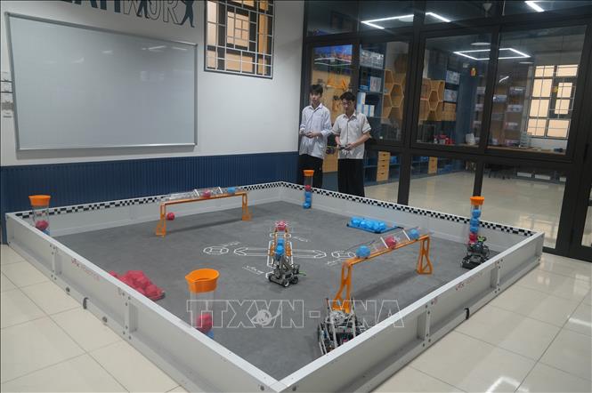 Không gian trải nghiệm thực hành giúp học sinh hứng thú hơn, đồng thời hình thành kỹ năng nghiên cứu khoa học ngay từ cấp trung học phổ thông. (Ảnh: Khiếu Tư/TTXVN)